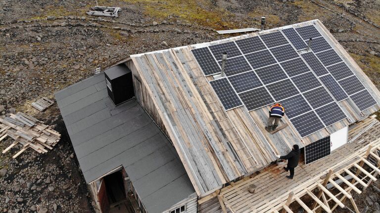 Дом с солнечными панелями на крыше в бухте Тихой Дом с солнечными панелями на крыше в бухте Тихой