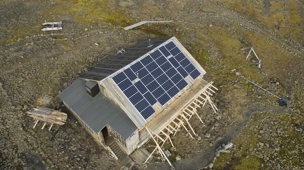 Солнечные панели на крыше здания в бухте Тихой (о. Гукера, Земля Франца-Иосифа)