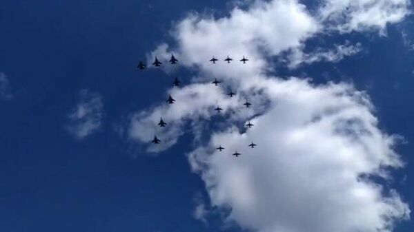 Боевые самолеты пролетели в виде цифры 75 в преддверии Дня Победы