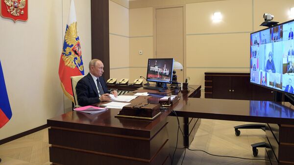 Президент РФ Владимир Путин проводит в режиме видеоконференции совещание с главами регионов по борьбе с распространением коронавируса в РФ
