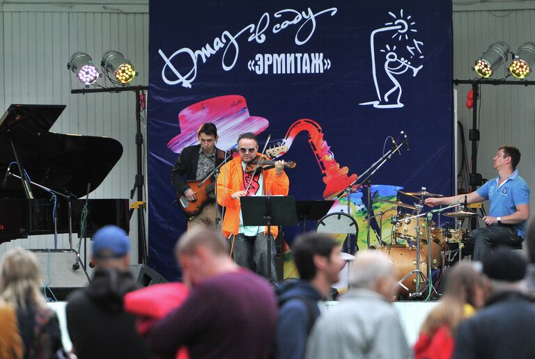 Квинтет Феликса Лахути во время выступления на закрытии XVI Московского международного фестиваля Джаз в саду Эрмитаж в Москве. 2013 год