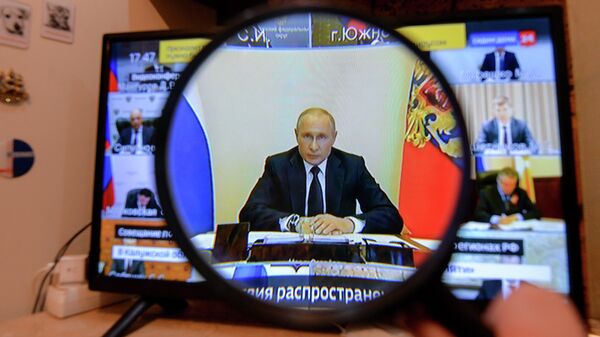 Трансляция совещания президента РФ Владимира Путина с главами регионов по борьбе с распространением коронавируса в России на экране телевизора