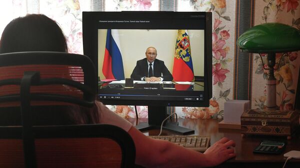 Трансляция совещания президента РФ Владимира Путина с главами регионов по борьбе с распространением коронавируса в России на экране компьютера