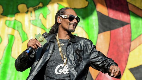 Американский рэпер Snoop Dogg на фестивале джаза и наследия в Новом Орлеане
