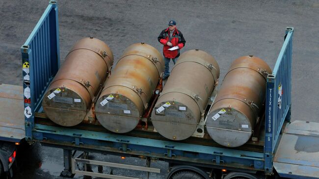 Грузовик с контейнерами с низкообогащенным ураном для использования в качестве топлива для ядерных реакторов в порту в Санкт-Петербурге, Россия