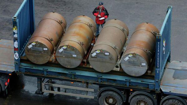 Контейнеры с низкообогащенным ураном для использования в качестве топлива для ядерных реакторов в порту в Санкт-Петербурге, Россия