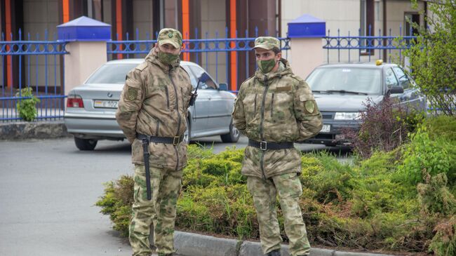 Охранники в медицинских масках около здания клинической больницы скорой помощи во Владикавказе