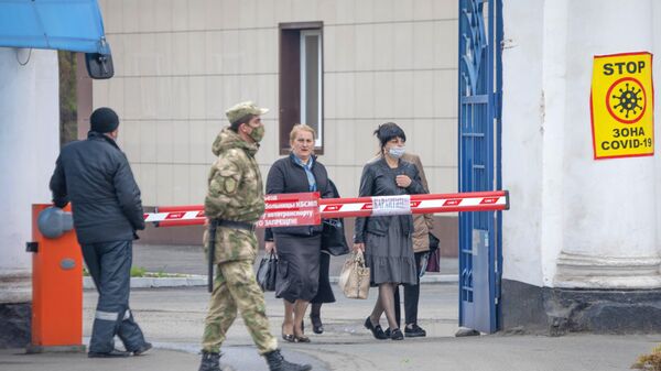 Люди в медицинских масках около станции скорой медицинской помощи во Владикавказе