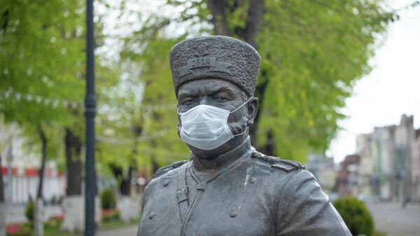 Памятник Сека Гадиеву в медицинской маске во Владикавказе