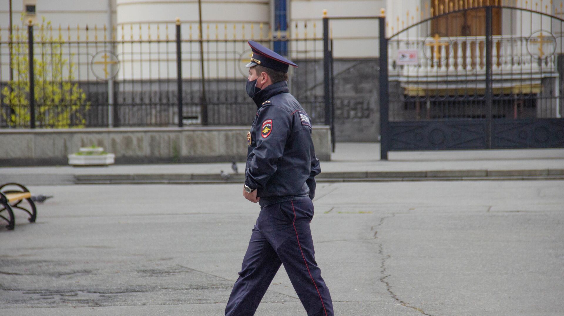 Сотрудник полиции в медицинской маске во Владикавказе - РИА Новости, 1920, 09.04.2021