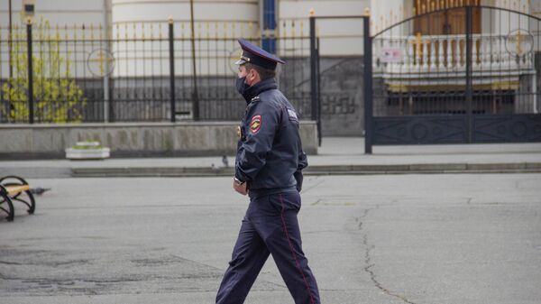 Сотрудник полиции в медицинской маске во Владикавказе
