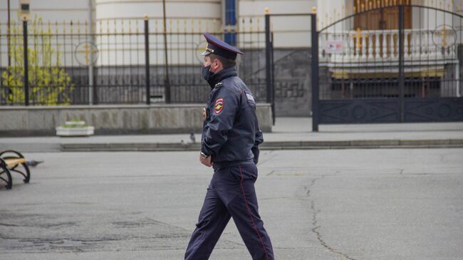 Сотрудник полиции в медицинской маске