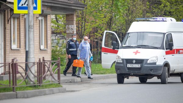 Врачи заходят в автомобиль скорой помощи во Владикавказе