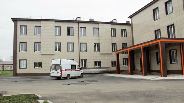 Автомобиль скорой помощи около здания клинической больницы скорой помощи во Владикавказе