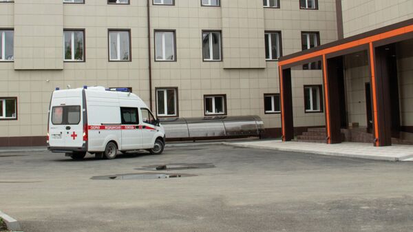 Автомобиль скорой помощи около здания клинической больницы скорой помощи во Владикавказе