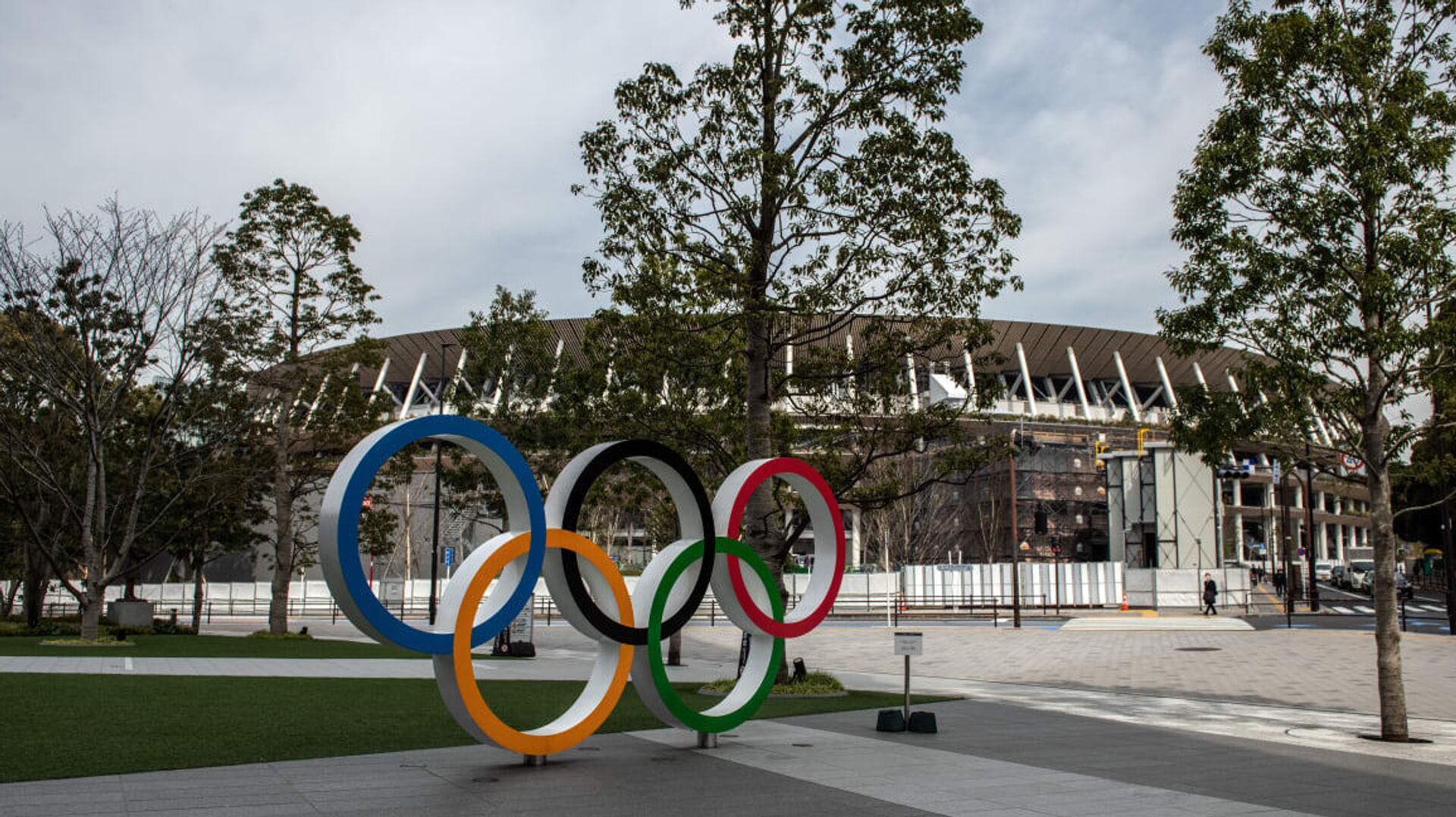 Олимпийские кольца у арены в Токио - РИА Новости, 1920, 13.04.2021
