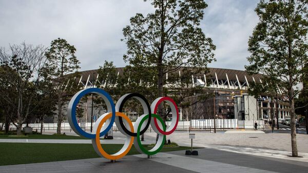 Олимпийские кольца у арены в Токио