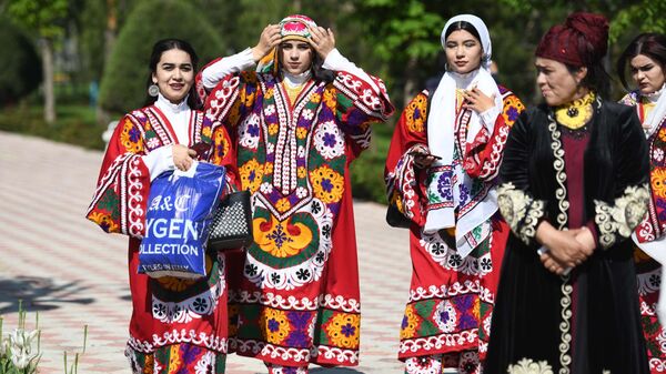 Девушки в национальных костюмах во время праздника в Душанбе
