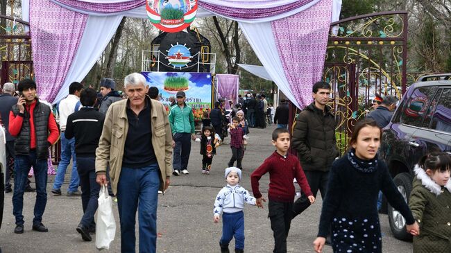 Жители Душанбе во время празднования Навруза