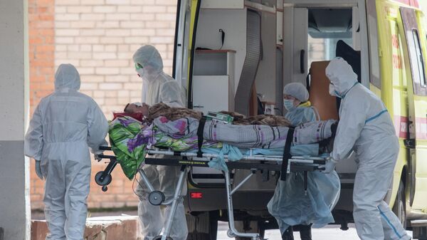 Медицинские работники транспортируют пациента на территории ФМБА в Химках