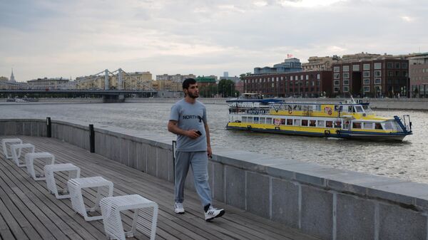 Мужчина гуляет в парке искусств Музеон на Крымской набережной в Москве