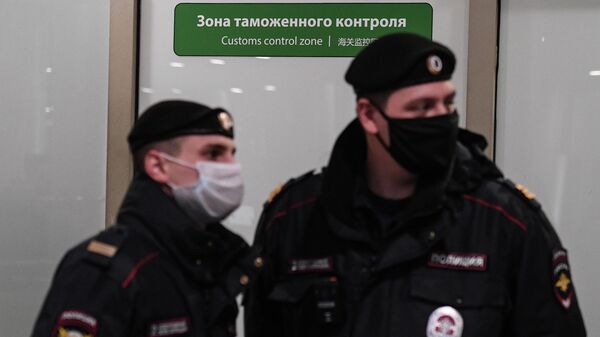 Сотрудники полиции у зоны таможенного контроля в терминале F Международного аэропорта Шереметьево