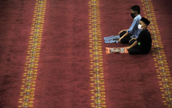 Верующие во время молитвы в мечети Агунг в индонезийском Медане
