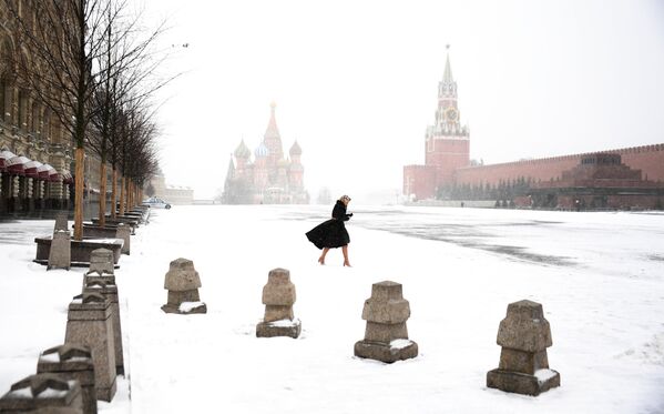 Девушка на Красной площади в Москве