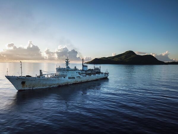 Исследовательское судно Адмирал Владимирский возле Сейшельских островов в Индийском океане