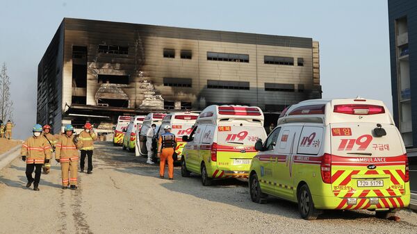 Машины скорой помощи припаркованы возле сгоревшего склада в Ичхоне, Южная Корея