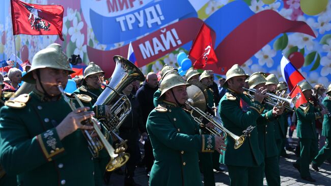 Участники первомайской демонстрации на Красной площади