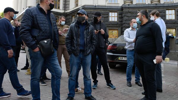 Участники акции предпринимателей с требованием завершить карантин под стенами здания Кабинета министров Украины
