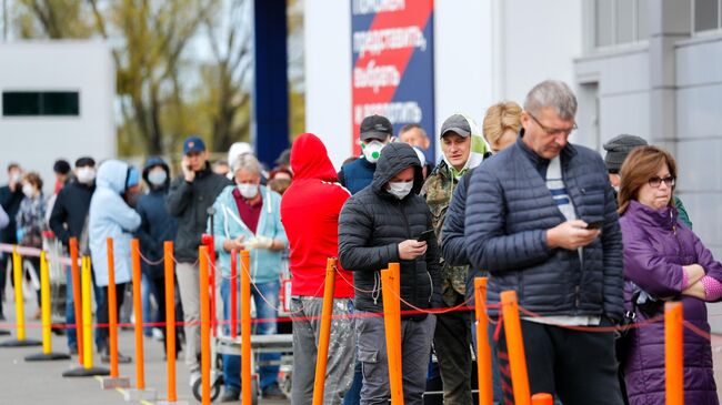 Люди в очереди в строительный гипермаркета Бауцентр в Калининграде