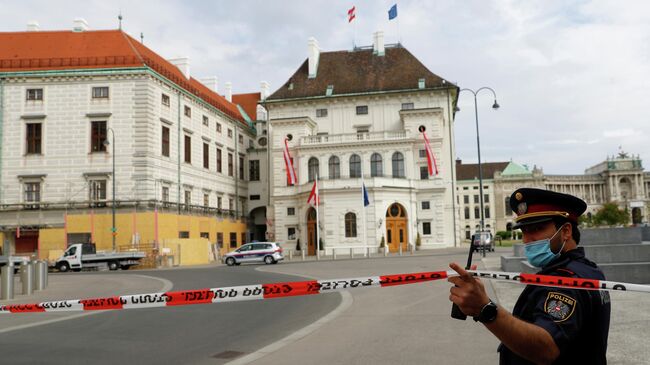 Полиция возле дворца Хофбург в Вене после поступления угрозы о взрыве
