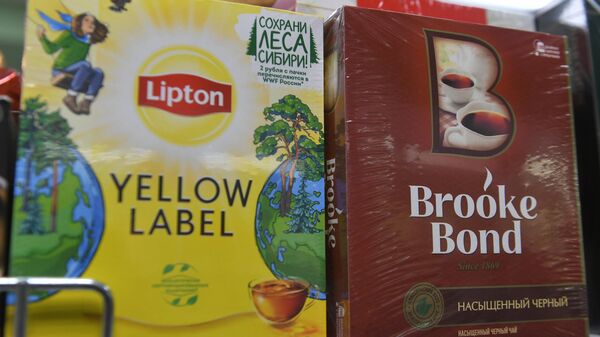Пачки с чаем в пакетиках Lipton и Brooke Bond