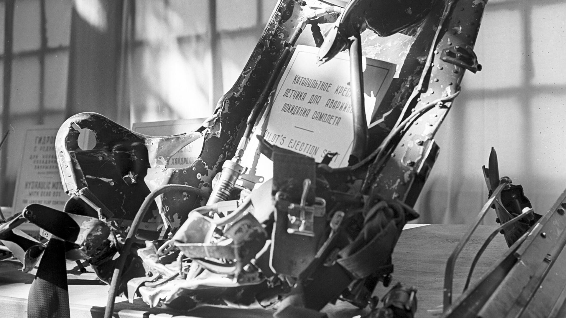 Катапультируемое кресло сбитого самолета U2, пилотируемого американским летчиком Френсисом Генри Пауэрсом, выставленное в ЦПКО имени Горького - РИА Новости, 1920, 01.05.2020