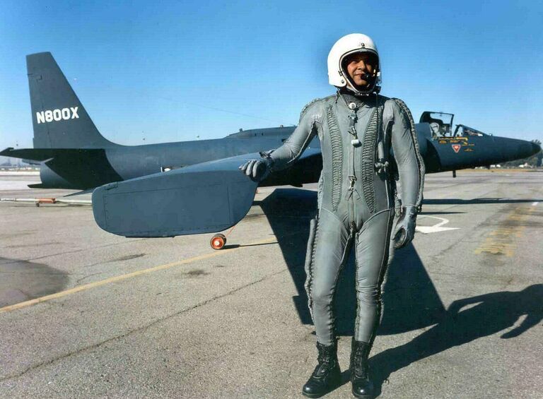 Фрэнсис Гэри Пауэрс у самолета-разведчика U-2 Фрэнсис Гэри Пауэрс у самолета-разведчика U-2