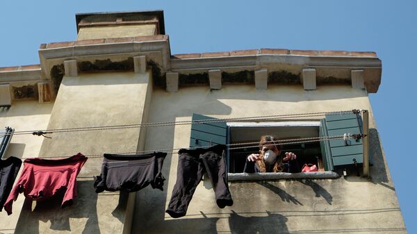 Женщина выглядывает в окно в Италии 