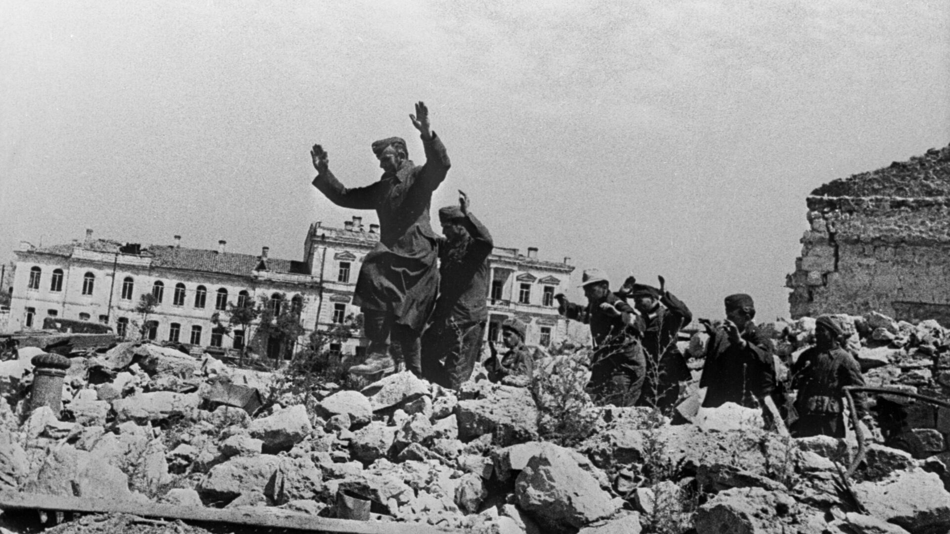 Пленные немцы на развалинах Севастополя около Графской пристани - РИА Новости, 1920, 27.06.2022
