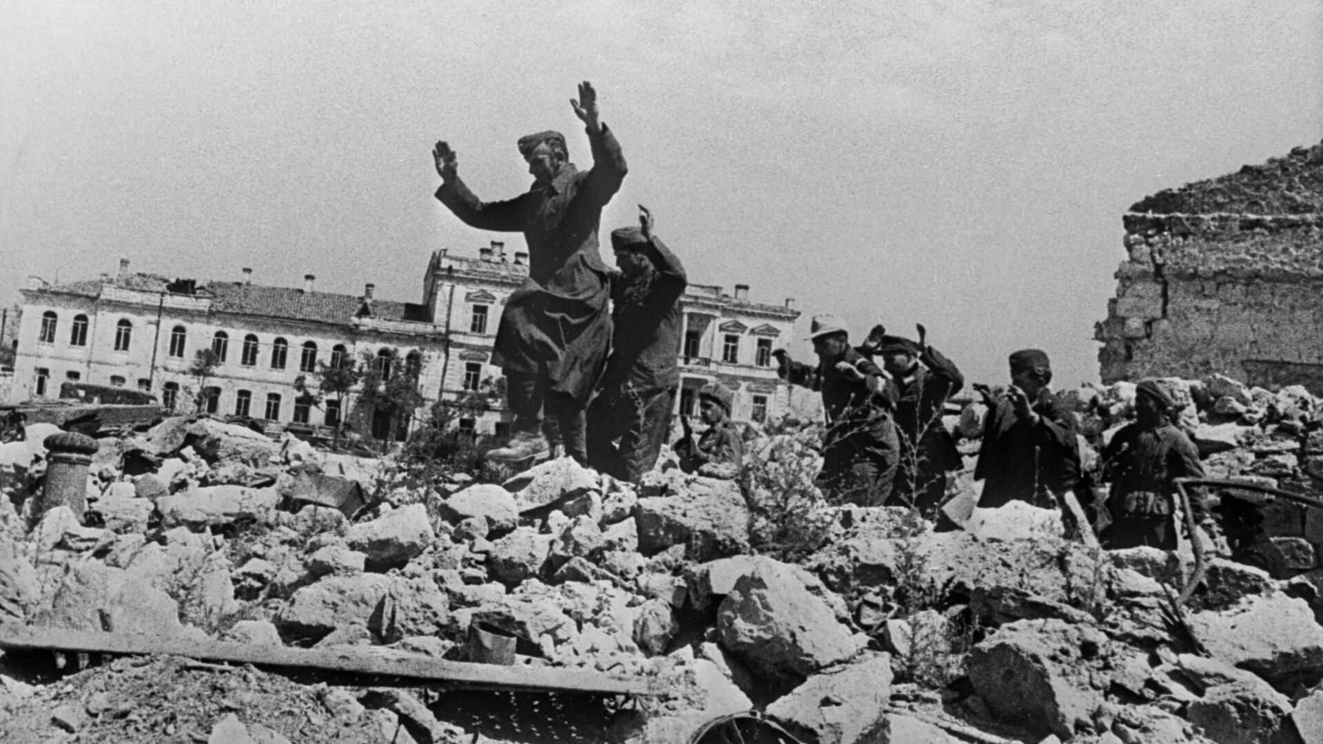 Пленные немцы на развалинах Севастополя около Графской пристани - РИА Новости, 1920, 27.06.2022