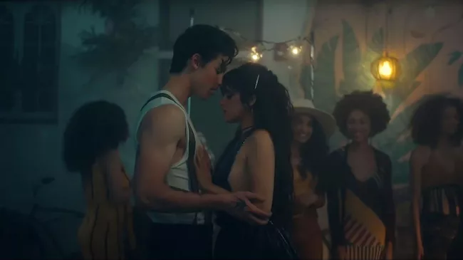Кадр из видео Señorita исполнителей Шона Мендеса и Камилы Кабельо
