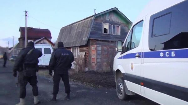 Сотрудники ФСБ у частного дома в Чкаловском районе Екатеринбурга, где ночью была проведена контртеррористическая операция. Скриншот видео