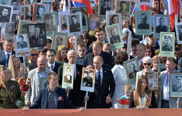 Президент РФ Владимир Путин во время шествия Региональной патриотической общественной организации Бессмертный полк Москва по Красной площади 