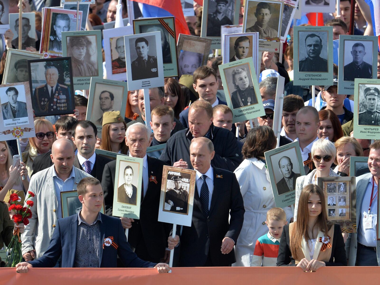 Фото путин и бессмертный полк