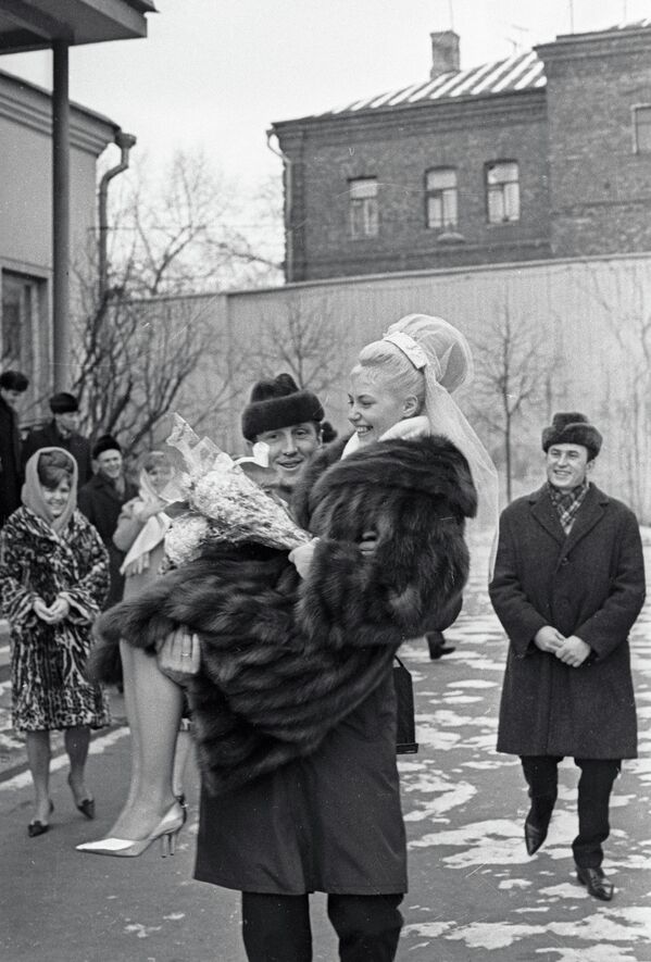 Альберт Шестернев несет на руках свою жену Татьяну Жук