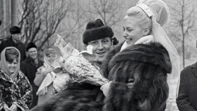 Альберт Шестернев несет на руках свою жену Татьяну Жук Альберт Шестернев несет на руках свою жену Татьяну Жук