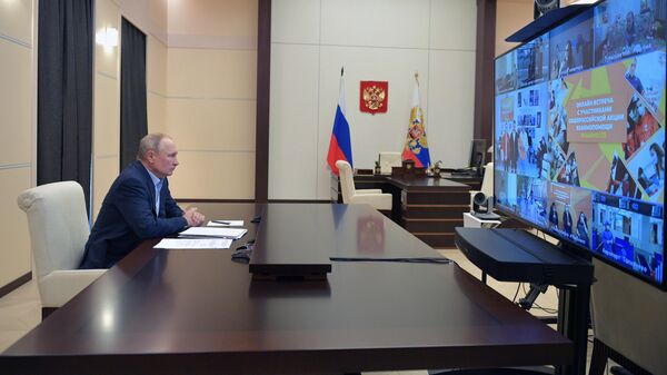 Президент РФ Владимир Путин во время онлайн-встречи с участниками общероссийской акции взаимопомощи МыВместе