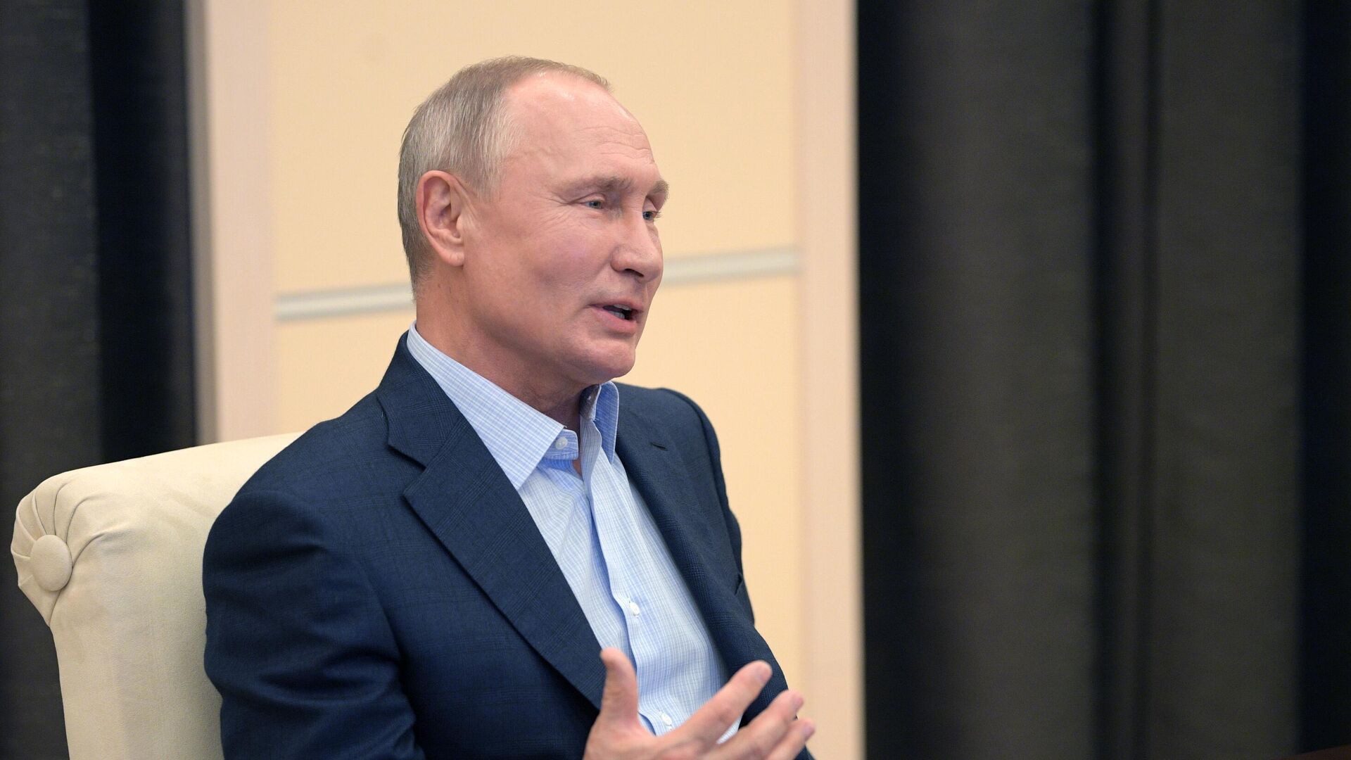 Президент РФ Владимир Путин во время онлайн-встречи с участниками общероссийской акции взаимопомощи МыВместе Президент РФ Владимир Путин во время онлайн-встречи с участниками общероссийской акции взаимопомощи МыВместе - РИА Новости, 1920, 30.04.2020