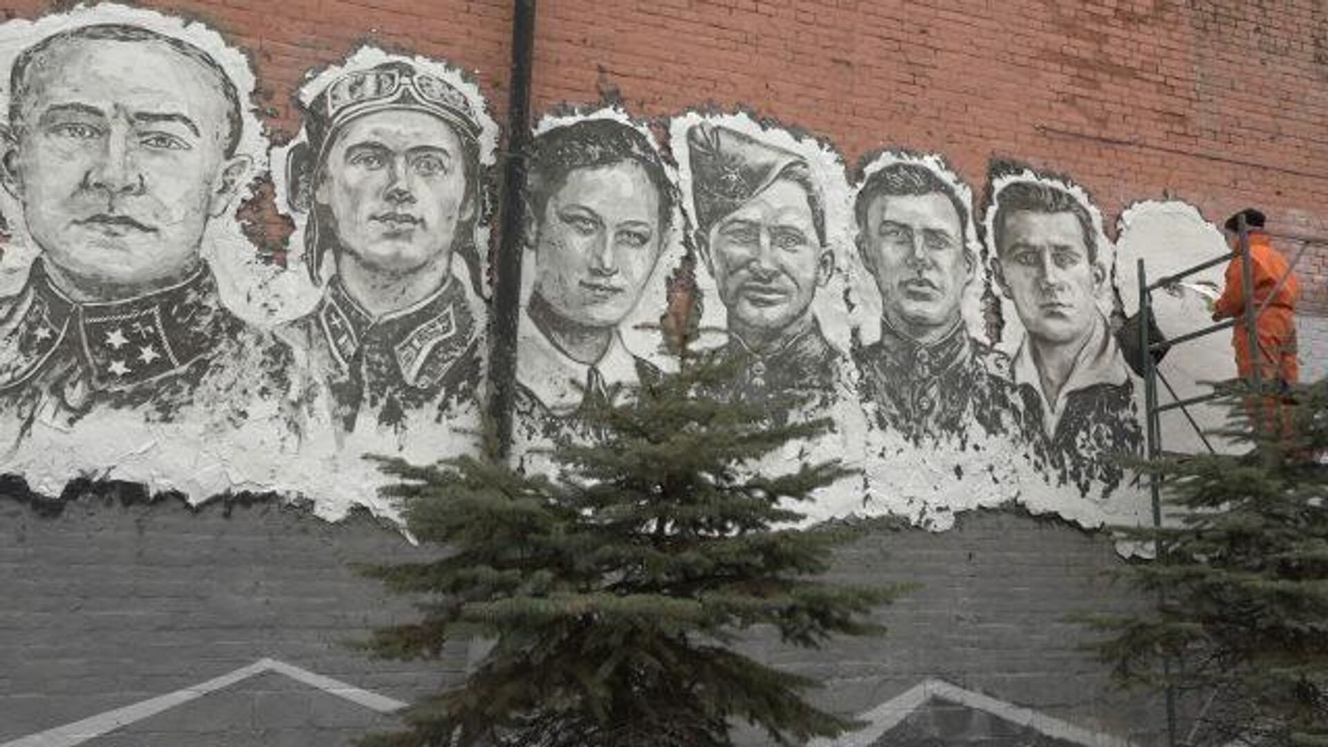 Стена памяти: барельефы героев ВОВ на фасаде здания во Владивостоке - РИА Новости, 1920, 30.04.2020
