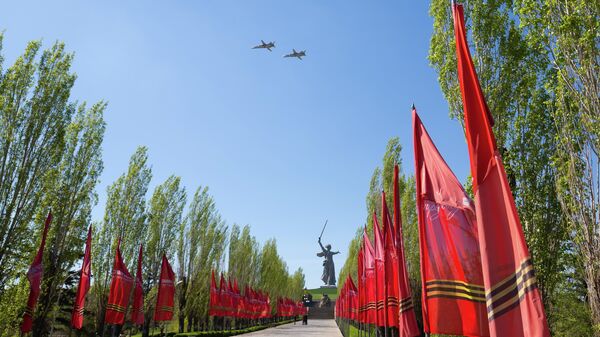 Бомбардировщики Су-24М пролетают над Мамаевым курганом в Волгограде